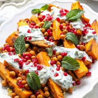 Roasted Sweet Potato Salad with Chickpeas, Millet & Herbed Yogurt Süßkartoffeln im Ofen mit Kichererbsen