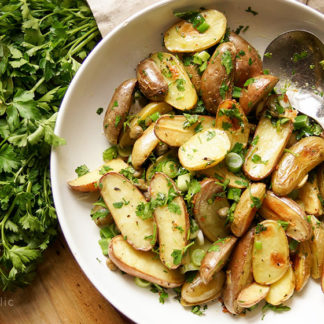 Kartoffelsalat mit Kapern mit Zitrone, Thymian und Dijon-Senf zum Grillen