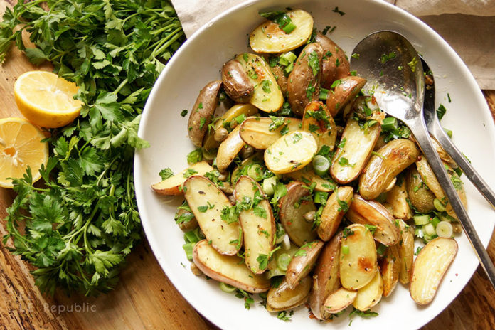 Kartoffelsalat mit Kapern Kartoffelsalat mit Kapern mit Zitrone, Thymian und Dijon-Senf zum Grillen