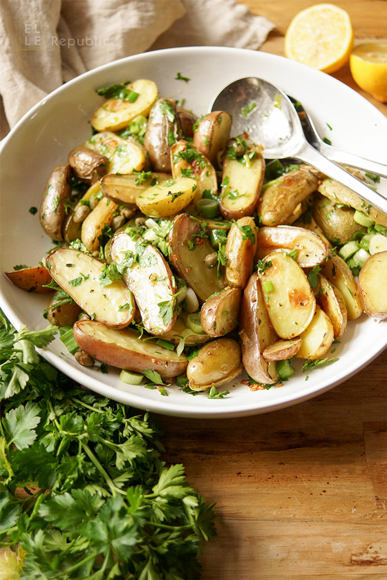 Kartoffelsalat mit Kapern mit Zitrone, Thymian und Dijon-Senf zum Grillen