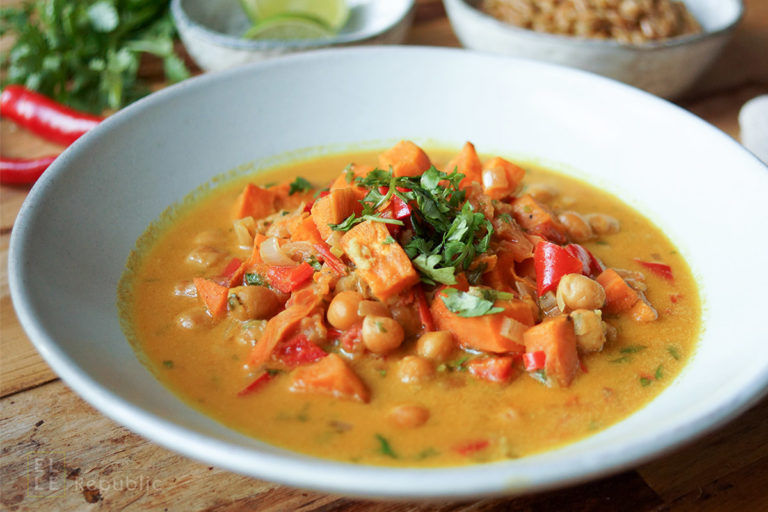 Kichererbsen Chili mit Suesskartoffel, Kurkuma, Tahini, Tomate, Paprika, vegetarisch