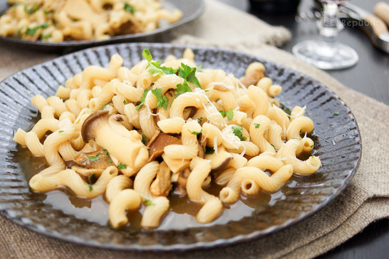 Pasta mit Pilz-Ragout, Austernpilze, Shiitake, Steinpilze, Cremini