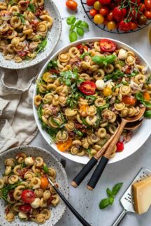 Gesunder Nudelsalat mit Vollkornnudeln, Parmaschinken, Mini‑Mozzarella, Kapern und frischen Tomaten