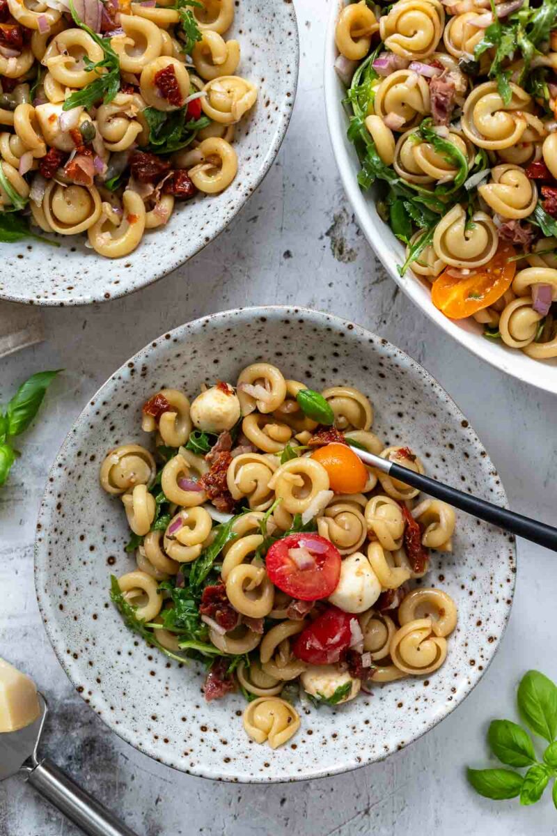Gesunder Nudelsalat mit Vollkornnudeln, Parmaschinken, Mini‑Mozzarella, Kapern und frischen Tomaten