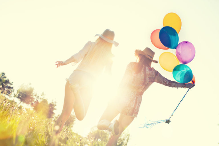 Glückliche Freunde für Glücklich sein kann man lernen