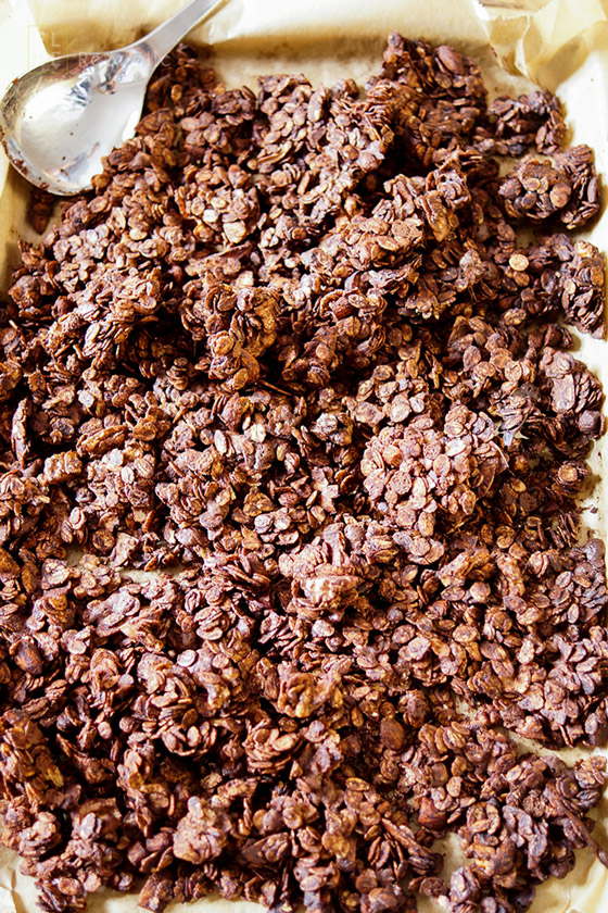 Schokoladen Granola nach dem Backen mit Mandeln, Walnuss, Ahornsirup, Kokosflocken, Kokosöl