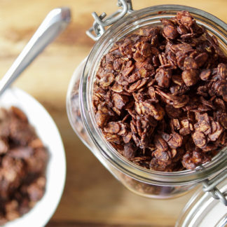 Schokoladen Granola mit Ahornsirup, Kokosöl, dunkler Schokolade, roher Kakao