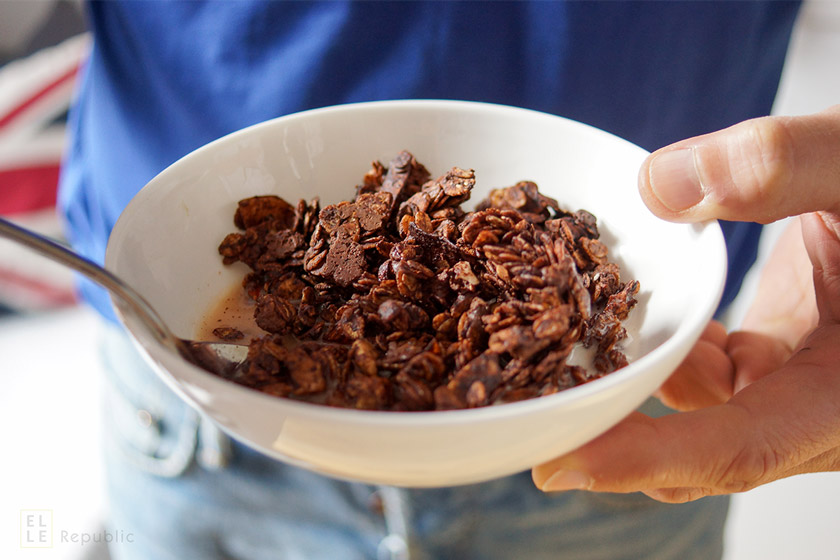 Skål med mørk chokolade granola