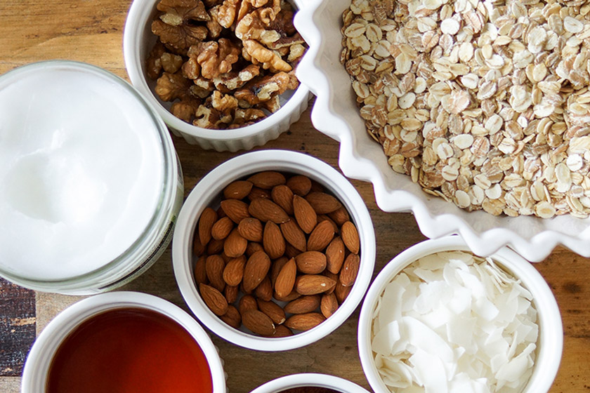 Zutaten für Schokoladen Granola Granola mit Mandeln, Walnuss, Kokosöl, Kokosflocken