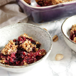 Vegan & Glutenfrei Rezept für Brombeer Crumble mit Feige und Pistazien