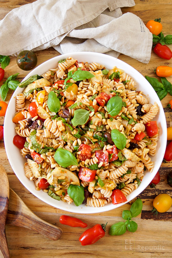 Caprese Nudelsalat mit Antipasti, Artischocken, Oliven, Mozarella, Tomaten, Basilikum