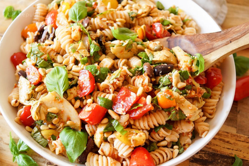 Caprese Pasta Salad with Artichokes and Olives | Elle Republic