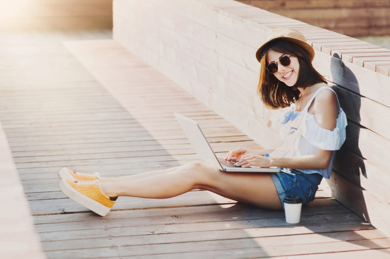 Gesund essen trotz Stress, Mädchen mit Laptop
