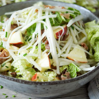 Kohlrabi Apfel Salat mit Honig-Dijon-Senf-Dressing, Parmaschinken