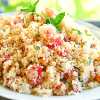 Aprikosen-Couscous-Salat: Gesunde Rezept mit Tomaten, frischen Kräutern und Zitrone.