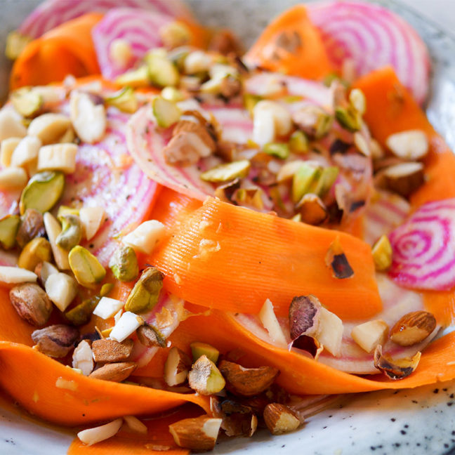 Ringelbete-Möhren-Salat, asiatischer Salat mit bete und Karotten, Mandeln und Pistazien in einem asiatischen Dressing, vegetarisch, clean eating