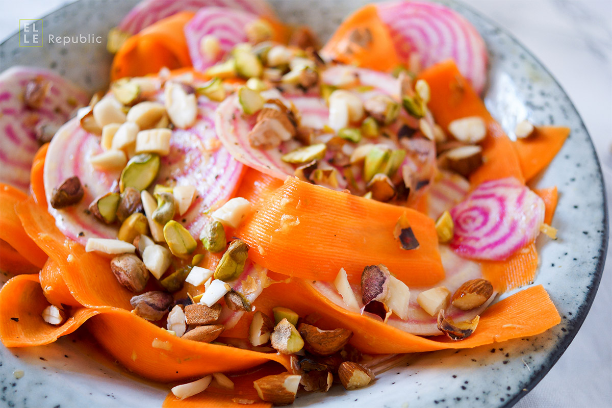 Ringelbete-Möhren-Salat, asiatischer Salat mit bete und Karotten, Mandeln und Pistazien in einem asiatischen Dressing, vegetarisch, clean eating