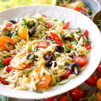 Cherry-Tomaten-Nudelsalat mit Paprika und Oliven Rezept mit Orzo Reisnudeln