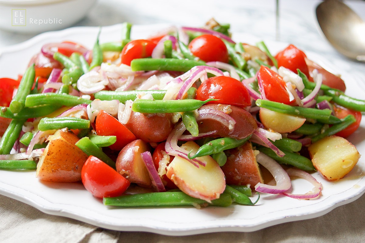 Kartoffelsalat mit grünen Bohnen, Cherry-Tomaten; Frühkartoffeln und Sardellen, gesundes, einfaches Rezept