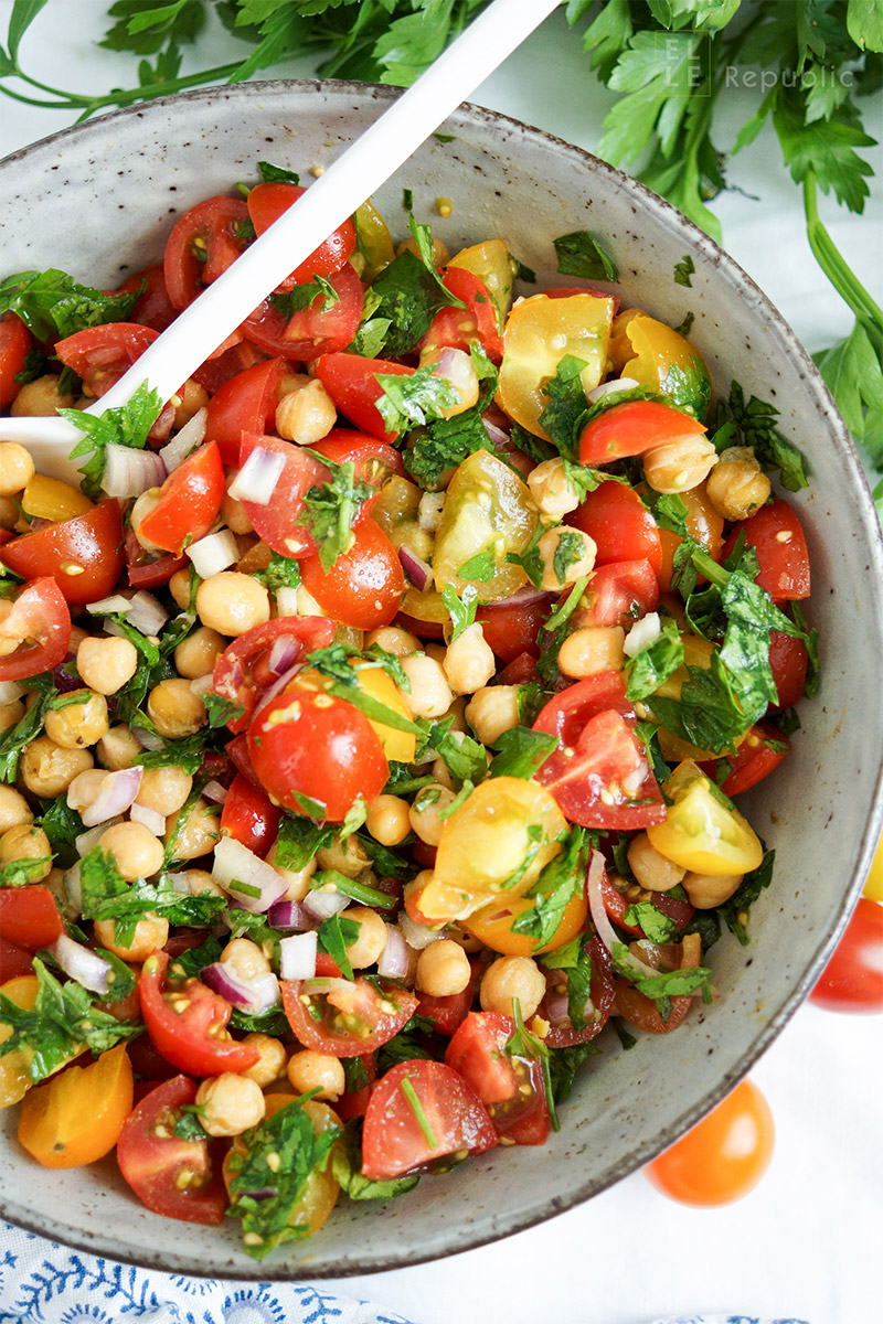 Knuspriger Kichererbsen-Tomaten-Salat Rezept (vegan + glutenfrei)