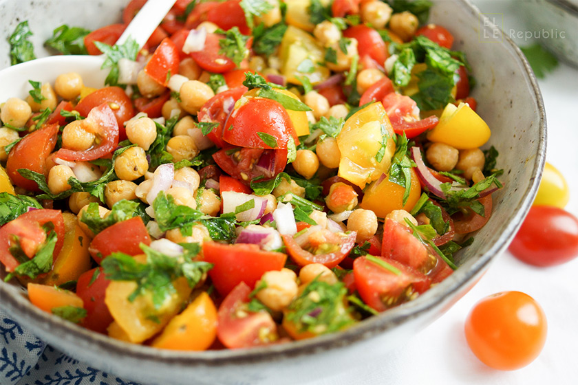 Knusprige Kichererbsen-Tomaten-Salat Rezept mit Cumin und Petersilie (vegan + glutenfrei)