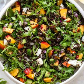 Sommerlicher Linsensalat mit Nektarinen, Feta, Gurke und Rucola