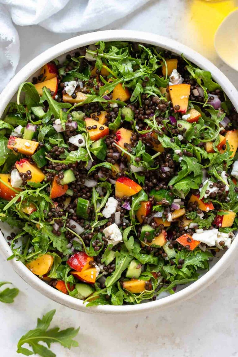 Sommerlicher Linsensalat mit Nektarinen, Feta, Gurke und Rucola