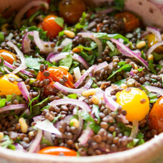 Linsensalat mit gerösteten Tomaten Rezept mit Beluga-Linsen, Kapern, Zitrone, Pinienkernen und Kräutern. Glutenfrei und vegetarisch.