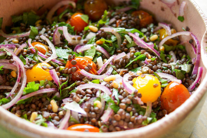 Linsensalat mit gerösteten Tomaten Rezept mit Beluga-Linsen, Kapern, Zitrone, Pinienkernen und Kräutern. Glutenfrei und vegetarisch.