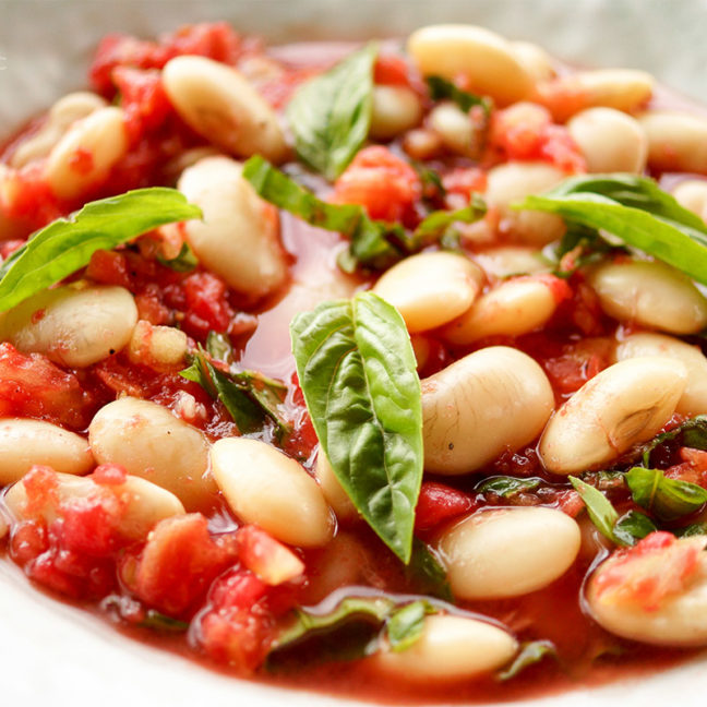 Rezept für Riesenbohnen mit frischer Tomatensoße und Basilikum, Knoblauch, Zitrone, vegetarish