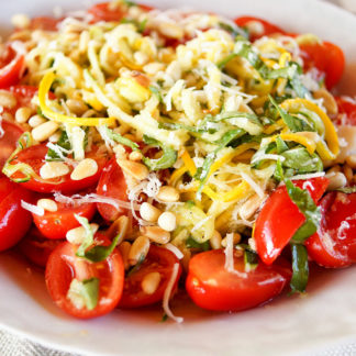 Sommer Zucchini-Nudelsalat Rezept mit Mini Roma-Tomaten, frischen Basilikum, Pinienkerne und Parmesan in einem Zitronen-Dressing (vegetarisch, low-carb)