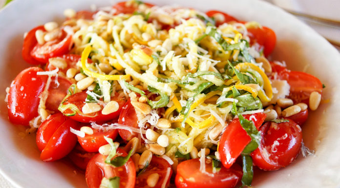 Sommer Zucchini-Nudelsalat Rezept mit Mini Roma-Tomaten, frischen Basilikum, Pinienkerne und Parmesan in einem Zitronen-Dressing (vegetarisch, low-carb)