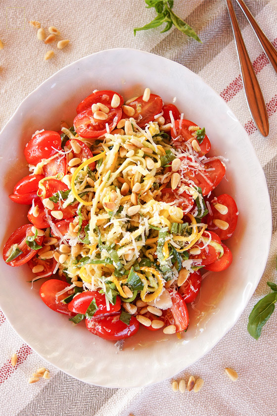Sommer Zucchini-Nudelsalat Rezept mit Mini Roma-Tomaten, frischen Basilikum, Pinienkerne und Parmesan in einem Zitronen-Dressing (vegetarisch, low-carb)
