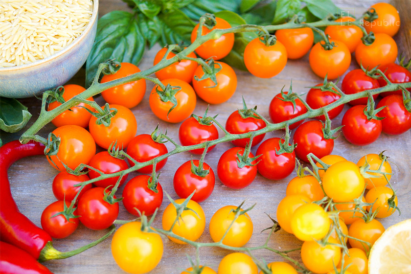 Cherry-Tomaten-Nudelsalat mit Paprika und Oliven Rezept