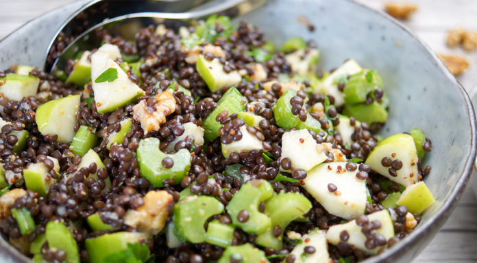 Einfaches Rezept für Apfel-Sellerie-Linsen-Salat. Schnell gemacht, gesund, lecker und sättigend mit Walnuss, Petersilie und einem Zitronensaft-Dressing.