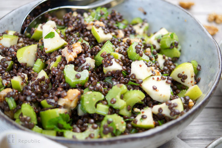 Einfaches Rezept für Apfel-Sellerie-Linsen-Salat. Schnell gemacht, gesund, lecker und sättigend mit Walnuss, Petersilie und einem Zitronensaft-Dressing.