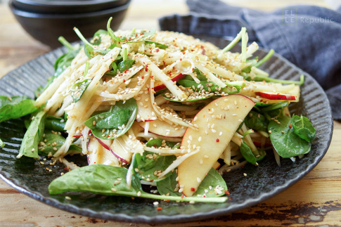 Ein asiatischer Kohlrabi-Apfel-Salat Rezept mit Miso-Dressing. Dazu junger Spinat und Sesamkörner. Ottolenghi