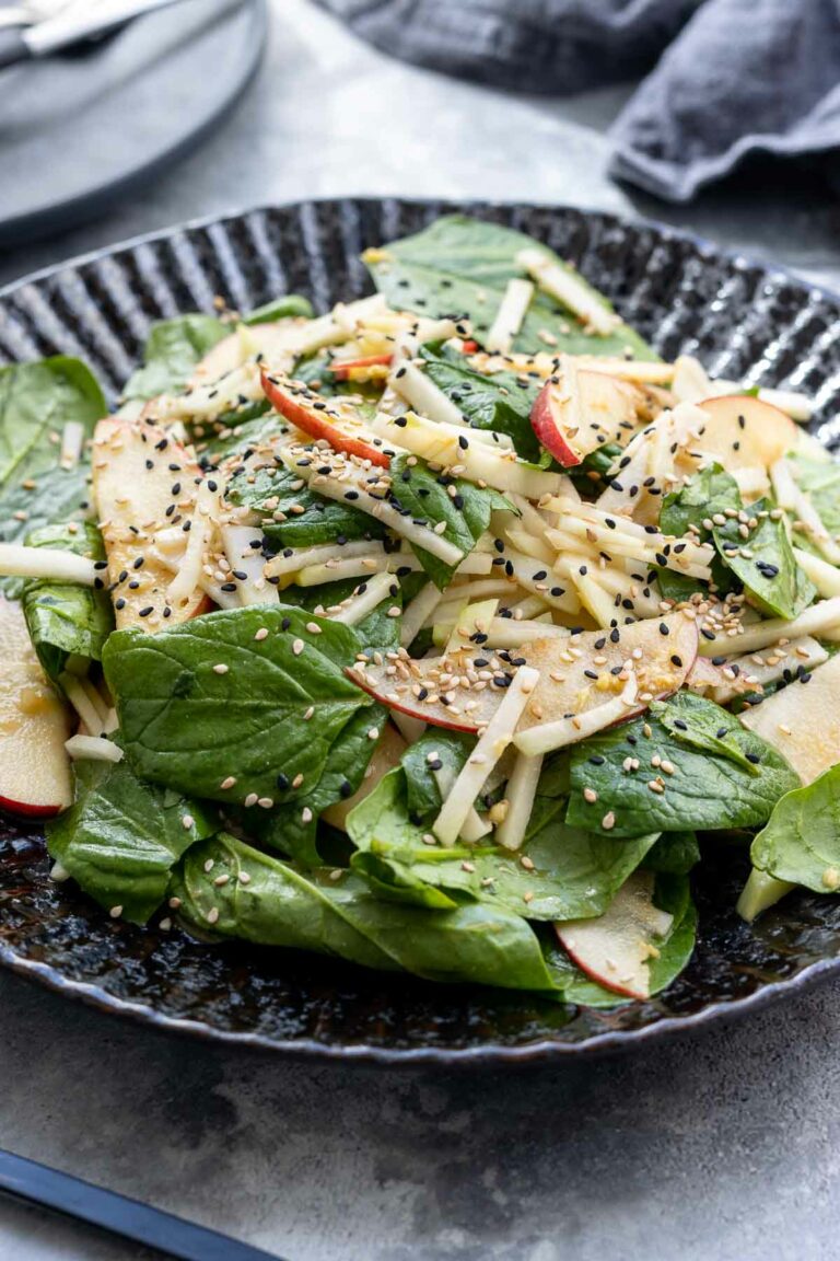 Asiatischer Kohlrabi-Apfel-Salat Rezept | Elle Republic