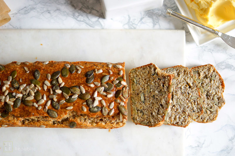 Glutenfreies brot Rezept mit Körner, Brotgewürz, gemahlene Mandeln, Chiasamen, Kürbiskerne, Sonnenblumenkerne, Sesamsamen und Quark