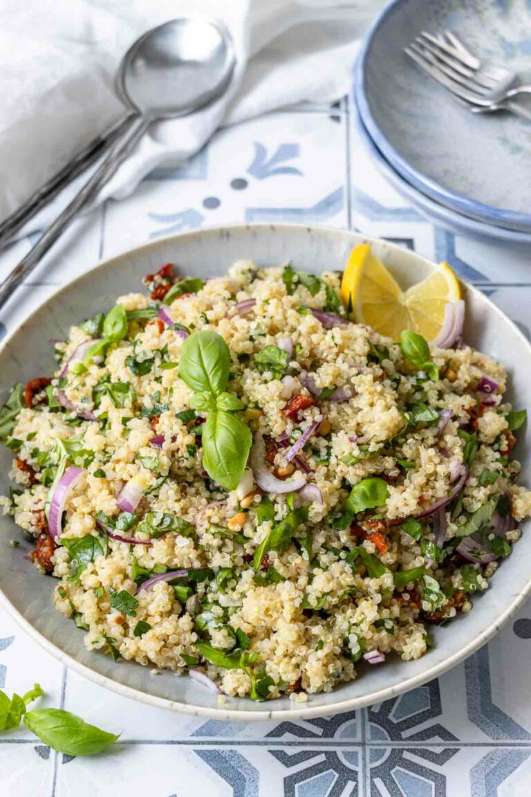 Mediterraner Quinoa-Salat mit getrockneten Tomaten & Kapern