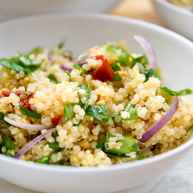 Rezept für mediterraner Quinoa-Salat mit sonnengetrockneten Tomaten, Kapern und Pinienkernen. glutenfreies, vegetarisches.