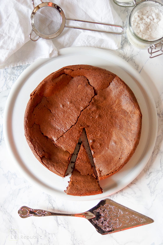 Einfaches Rezept für Schokoladensouffle Kuchen (Schokoladenkuchen) ohne Mehl