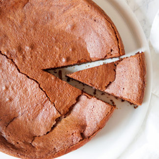 Dieses Schokoladensoufflé Rezept ist sensationell. Viel Butter, etwas Kokosöl, sehr viel dunkle Schokolade, ein Hauch von Karamel vom Mascobado-Zucker, eine Prise Vanille und natürlich ausreichend Eier, damit der Schokoladenkuchen auch seine perfekt Konsistenz und das richtige Volumen bekommt. So ein Schokoladensoufflé ist natürlich nicht frei von Sünde, doch wenn es so gut schmeckt, steht der Genuss im Vordergrund.