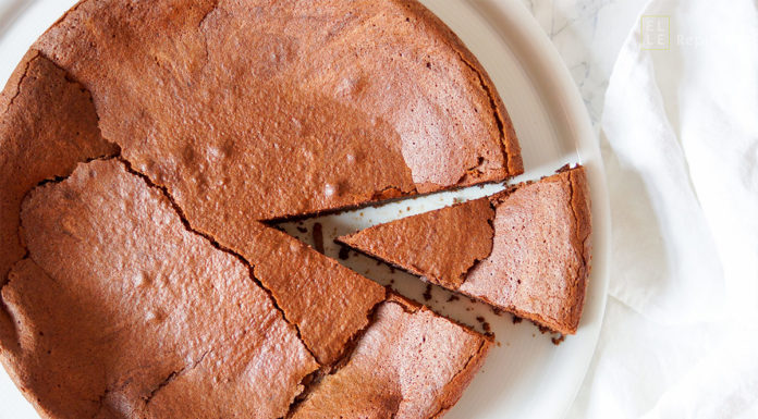 Dieses Schokoladensoufflé Rezept ist sensationell. Viel Butter, etwas Kokosöl, sehr viel dunkle Schokolade, ein Hauch von Karamel vom Mascobado-Zucker, eine Prise Vanille und natürlich ausreichend Eier, damit der Schokoladenkuchen auch seine perfekt Konsistenz und das richtige Volumen bekommt. So ein Schokoladensoufflé ist natürlich nicht frei von Sünde, doch wenn es so gut schmeckt, steht der Genuss im Vordergrund.