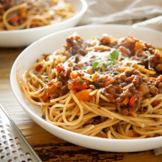 Vegetarische Puy Linsen-Bolognese mit Gemüse