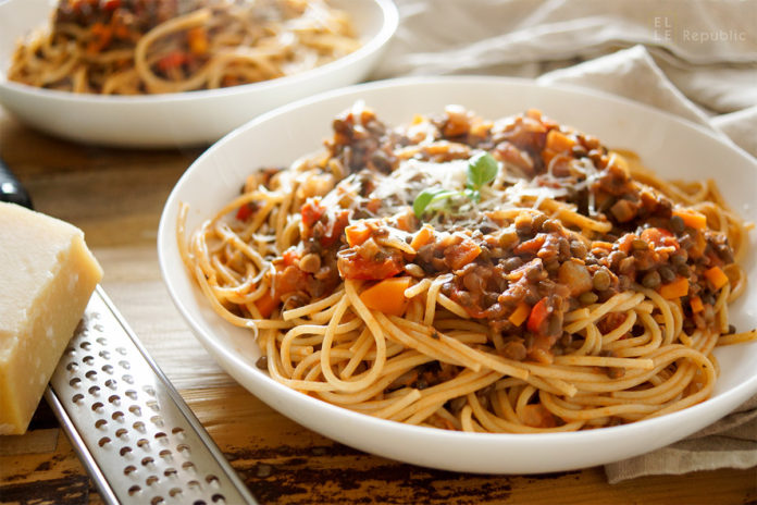 Vegetarische Puy Linsen-Bolognese mit Gemüse