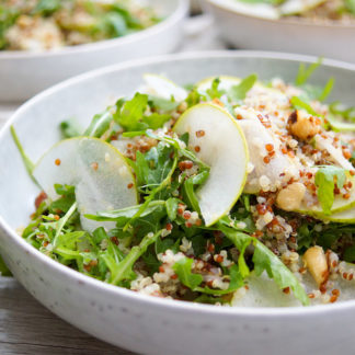 Birnen Quinoa Salat mit Rucola und gerösteten Haselnüssen