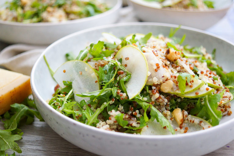 Birnen Quinoa Salat mit Rucola und gerösteten Haselnüssen