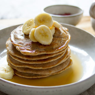 Glutenfreie Buchweizen Pfannkuchen (Pancakes) mit Kokosgeschmack und Bananen. Einfache Rezept!