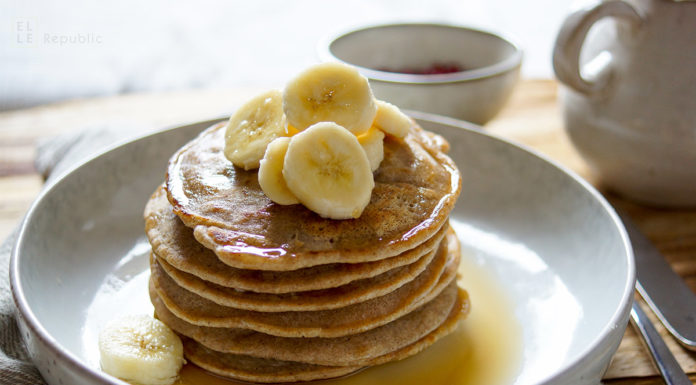 Glutenfreie Buchweizen Pfannkuchen (Pancakes) mit Kokosgeschmack und Bananen. Einfache Rezept!